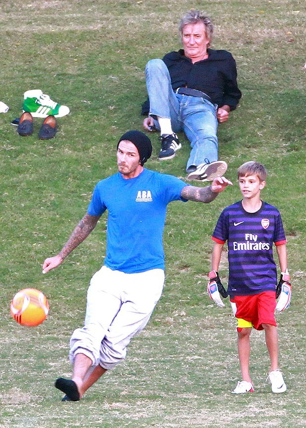 Trước đó, Beckham và con trai Romeo cũng trổ tài đá bóng trong một công viên ở Los Angeles.